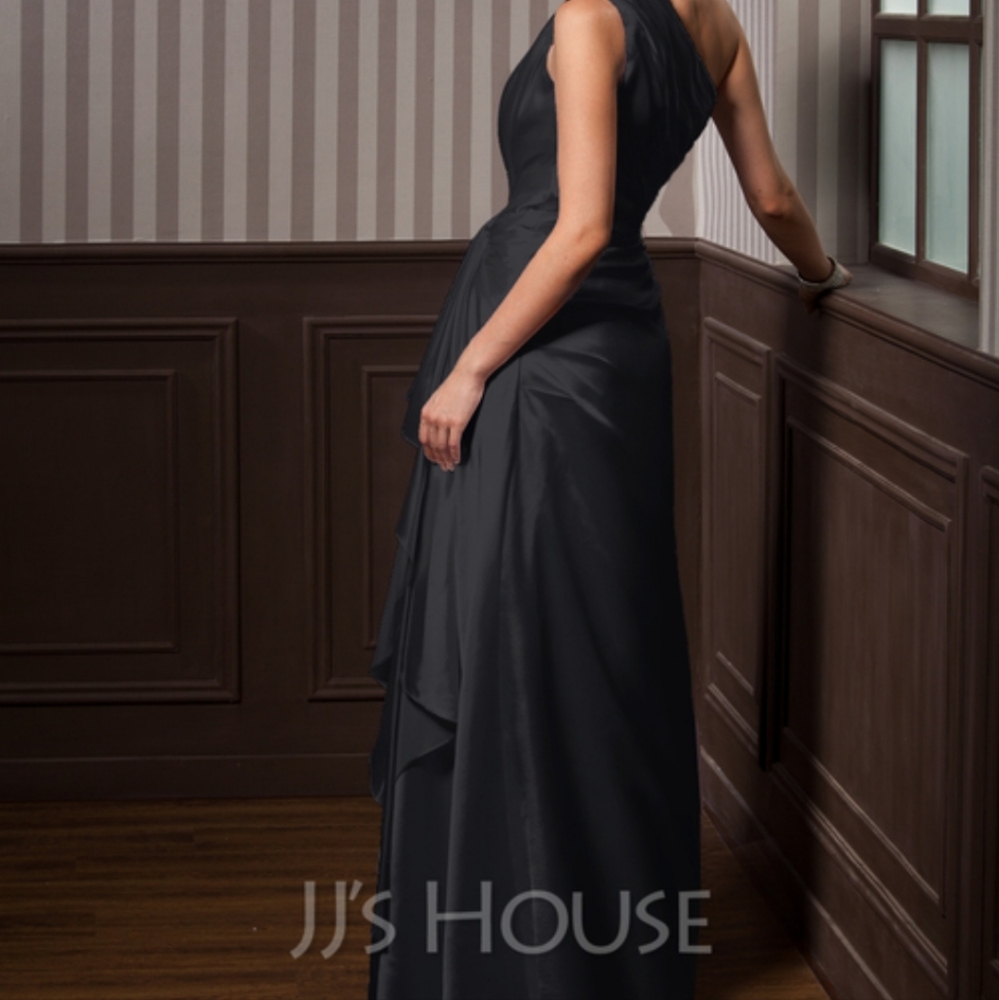 Evening gown. Very flattering one shoulder satin gown.